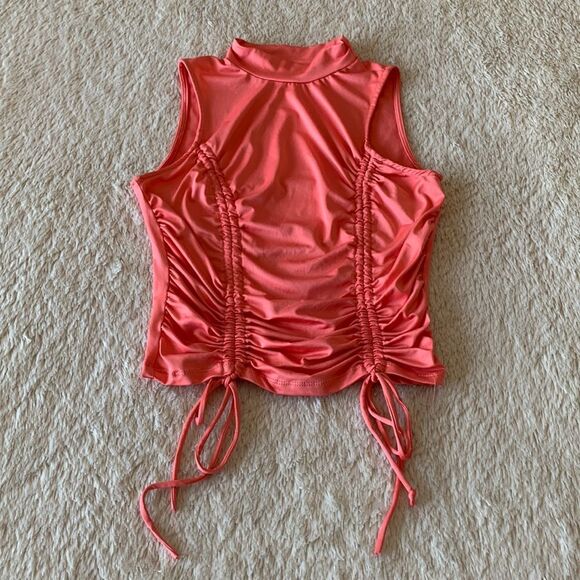 Hearts and Hips scrunchy top - Picture 3 of 16